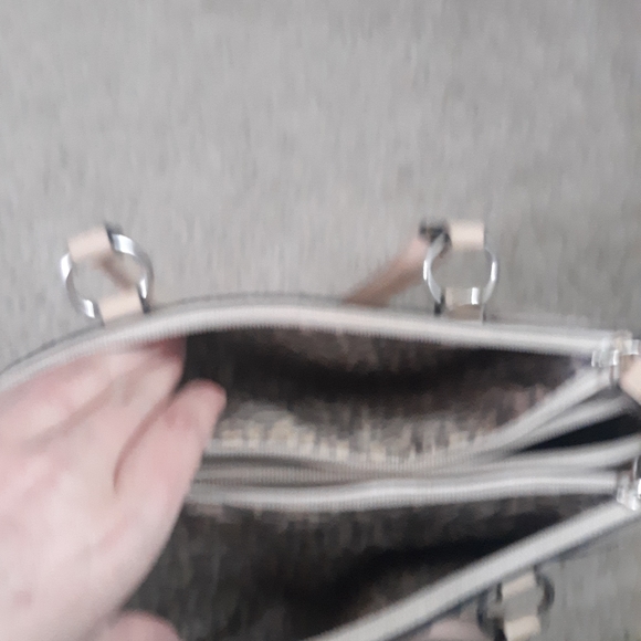 Light pink guess purse - Picture 5 of 6